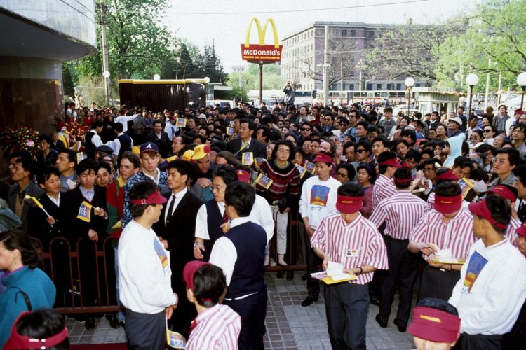 1992年に北京に登場したマクドナルドには、初日だけで1万人以上が訪れたという（Getty Images）