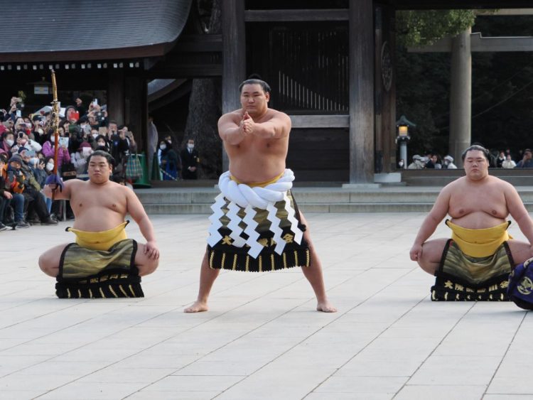 横綱の化粧まわしは太刀持ち、露払いとの三つぞろいになる