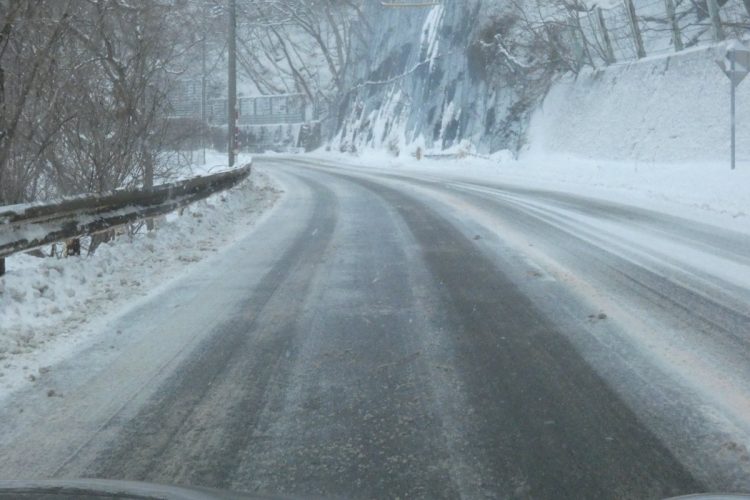 シャーベット路面からすぐにカリカリとした凍結路へ。上りでもコーナーでも、そしてブレーキングでも懸念していたような滑りなどはほとんど感じることなく快適に峠越え