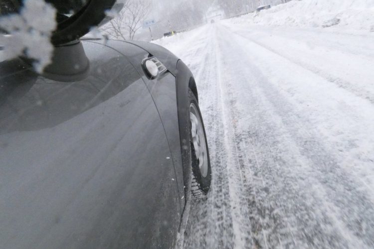 除雪はされているが薄く積もった雪の下はツルツルとした氷盤ではないものの凍結状態。凸凹していることもあり路面への食いつきもよく、スリップ感はほとんどない