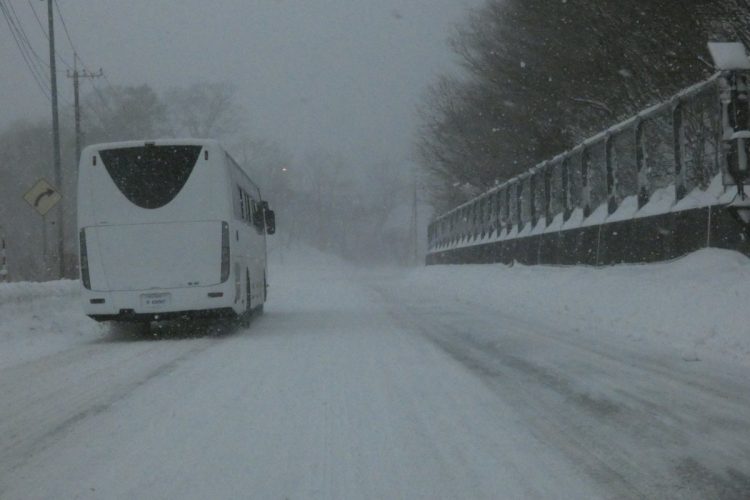 登坂車線で道を譲ってくれた大型バスの慎重に追い越す。急激なアクセル操作は禁物だが、上りでも確実に圧雪路を捉えて追い越していく