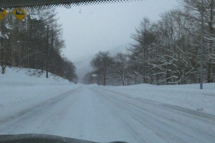 国道17号線の新三国トンネルを抜けると新潟県に入る。除雪されたフラットな圧雪路で不安のないドライブ。下りでもステアリッグもブレーキもしっかりと効いてくれる