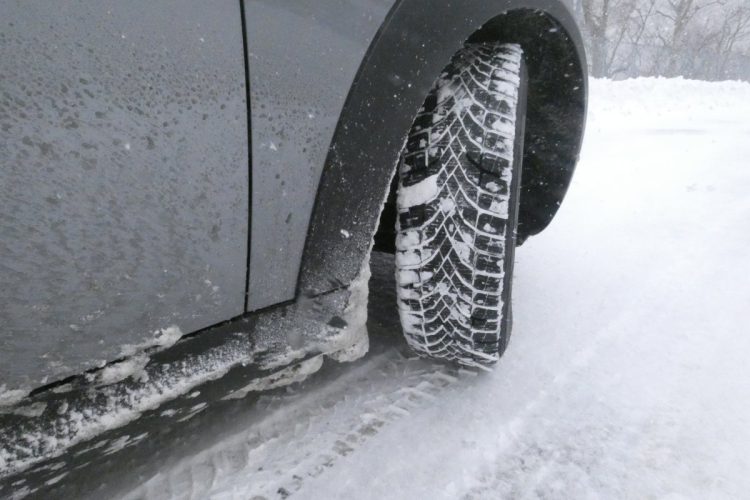 しっかりと圧雪路を捕まえながら確実にトラクションを路面に伝えている