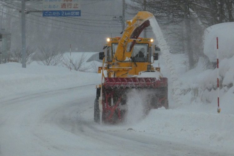 三国峠を越えると除雪車が至る所でフル稼働し、交通の流れを確保していた