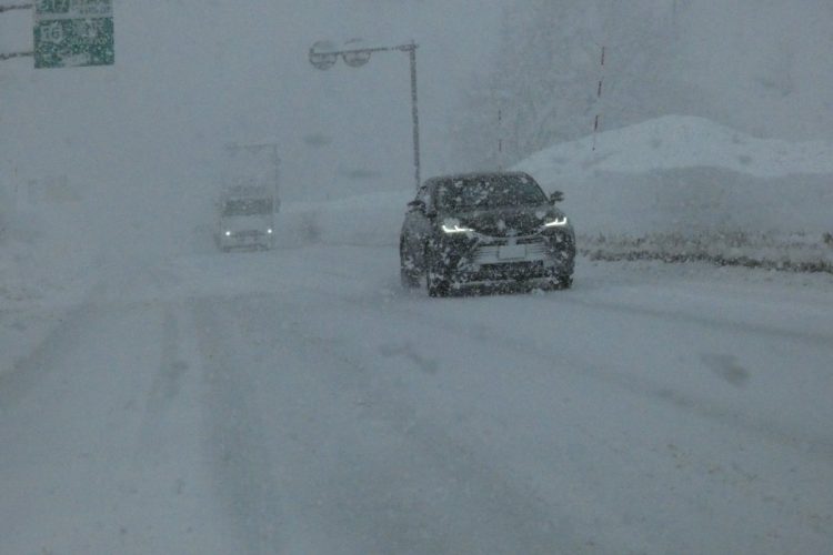 雪はますます激しくなり、ホワイトアウト寸前の状態。速度を落とし、慎重に湯沢温泉へと下る。シンクロウェザーの走りは安定している