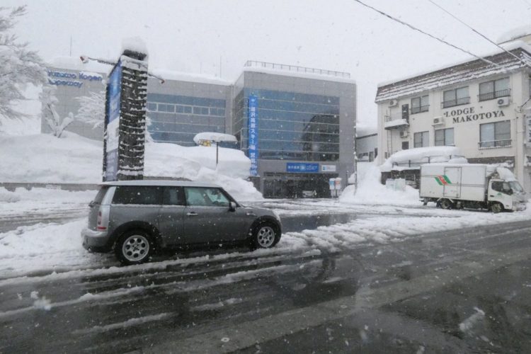 湯沢温泉の市街は融雪パイプのお陰でシャーベット路面になっている。歩行者に雪を跳ね飛ばさないように速度を落とすのが常識