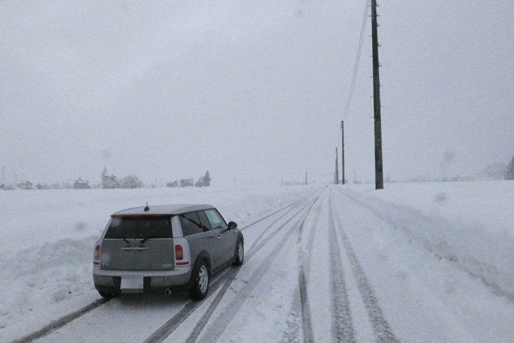 目的地の塩沢宿手前の町道。圧雪路も少し緩み、ほとんどスタッドレスのような食いつきで走行できる