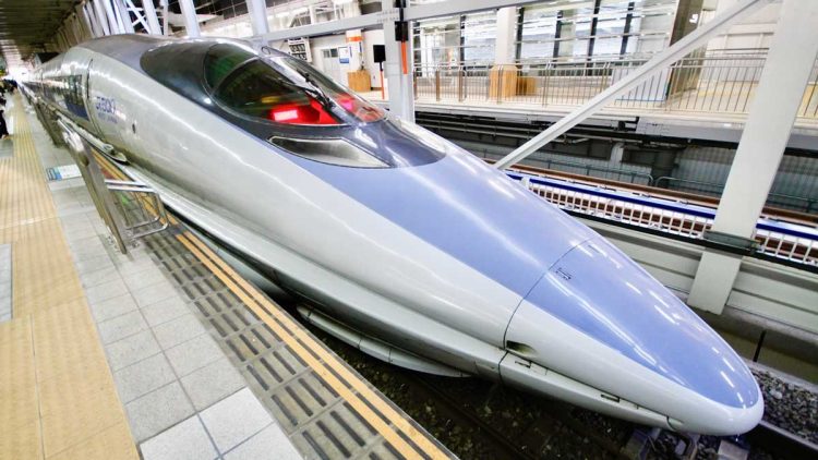 山陽新幹線を走る500系。特殊な先頭形状を採用したため、先頭車先頭部に乗降用のドアを設けられなかった。広島駅にて筆者撮影