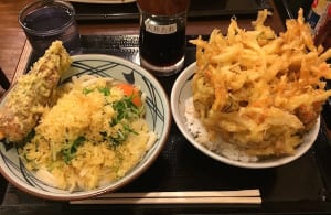 丸亀製麺はうどん以外も凄い 260円 野菜かき揚げ丼 のボリューム感 マネーポストweb